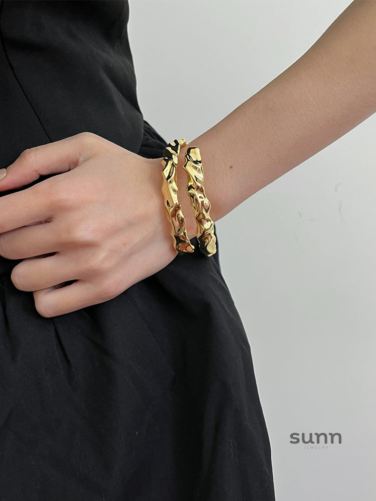 Samanvi Sculpted Cuff Bracelet [OIQOFLUE]