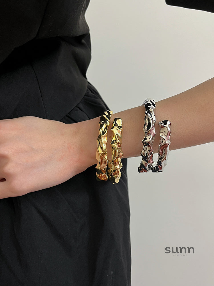 Samanvi Sculpted Cuff Bracelet [HKNZ9206]