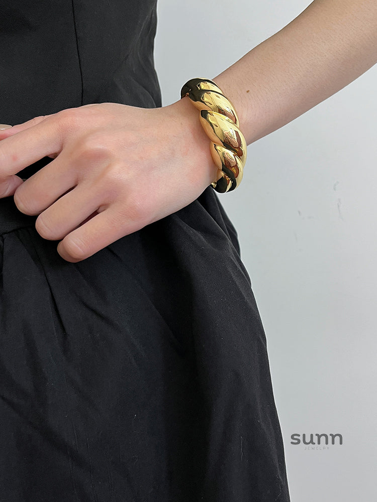 Samanvi Sculpted Cuff Bracelet [J741IT9H]