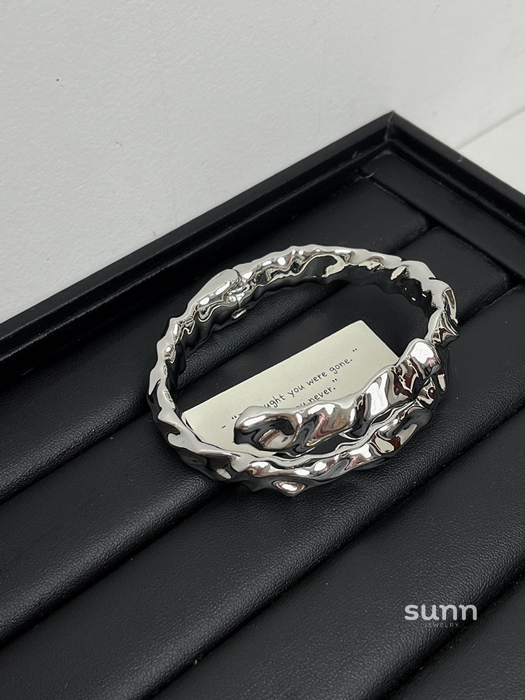 Samanvi Sculpted Cuff Bracelet [GFZ3TKUV]