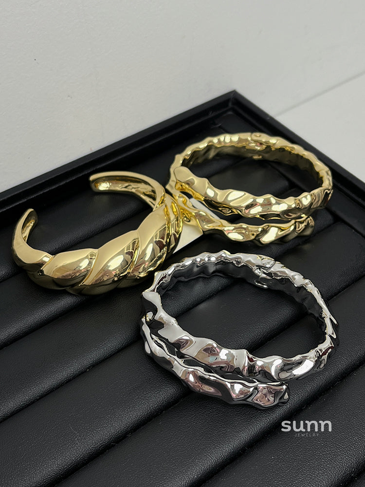 Samanvi Sculpted Cuff Bracelet [VM1CG7GD]