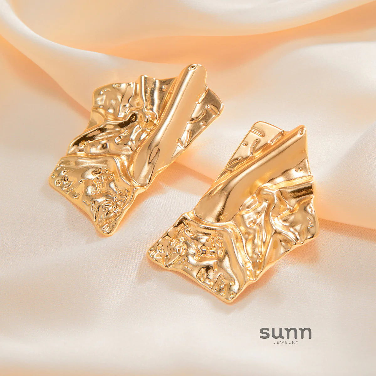 Samanvi Sculptural Stud Earrings