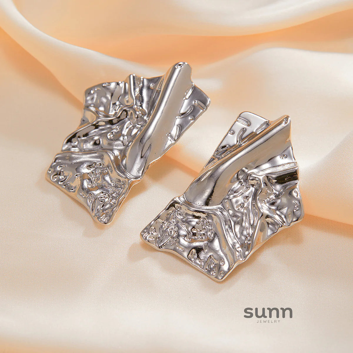 Samanvi Sculptural Stud Earrings