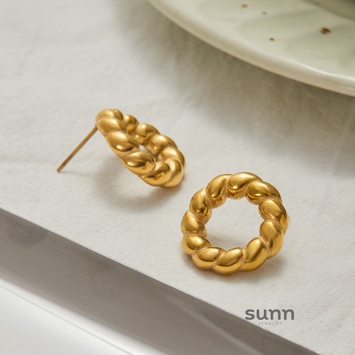 Samara Modern Hoop Earrings [55E4PLDS]