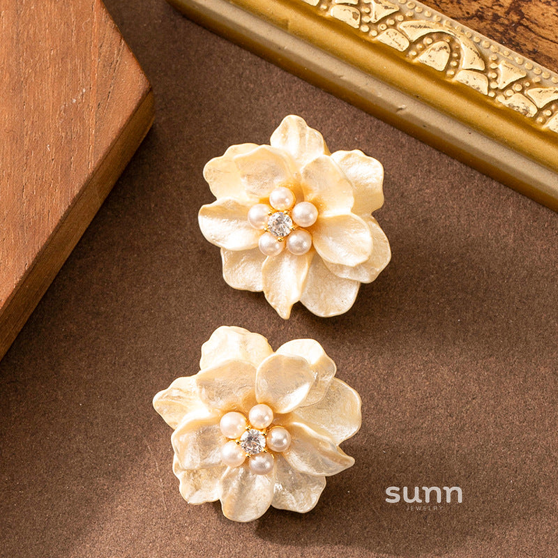 Samirah Diamond Pearl Floral Earrings [YPX4BPBD]
