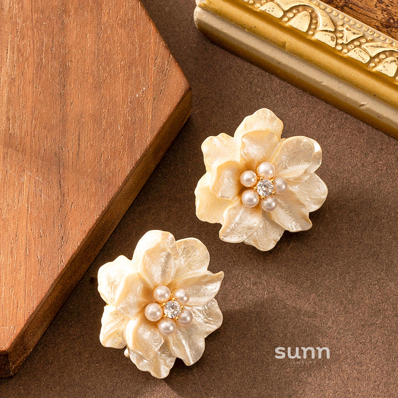 Samirah Diamond Pearl Floral Earrings [9Z6INLH3]