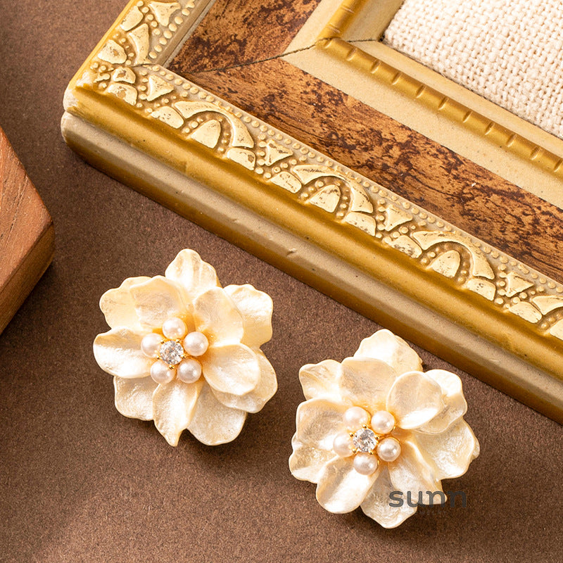 Samirah Diamond Pearl Floral Earrings [1VUXH3RG]