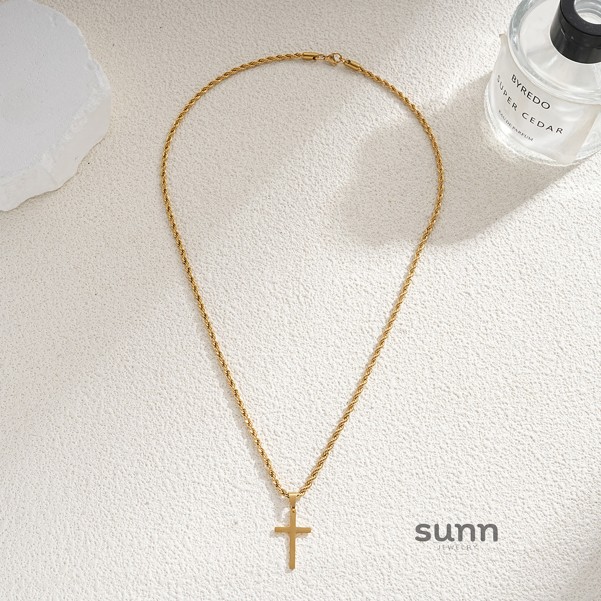 Sanvi Twist Chain Cross Necklace [EWO1XZYB]