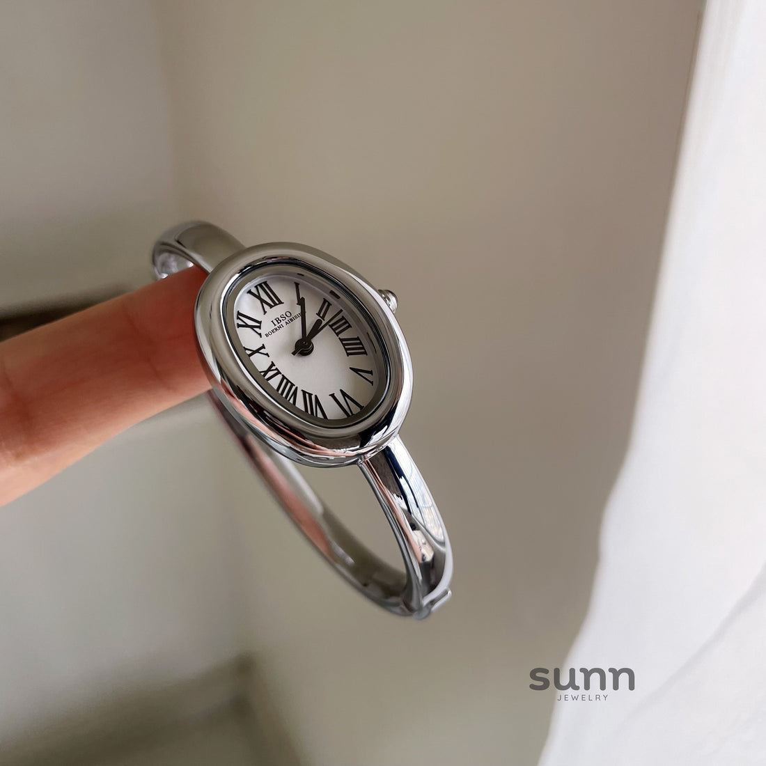 Saoirse Oval Bracelet Watch [6VO7YM78]