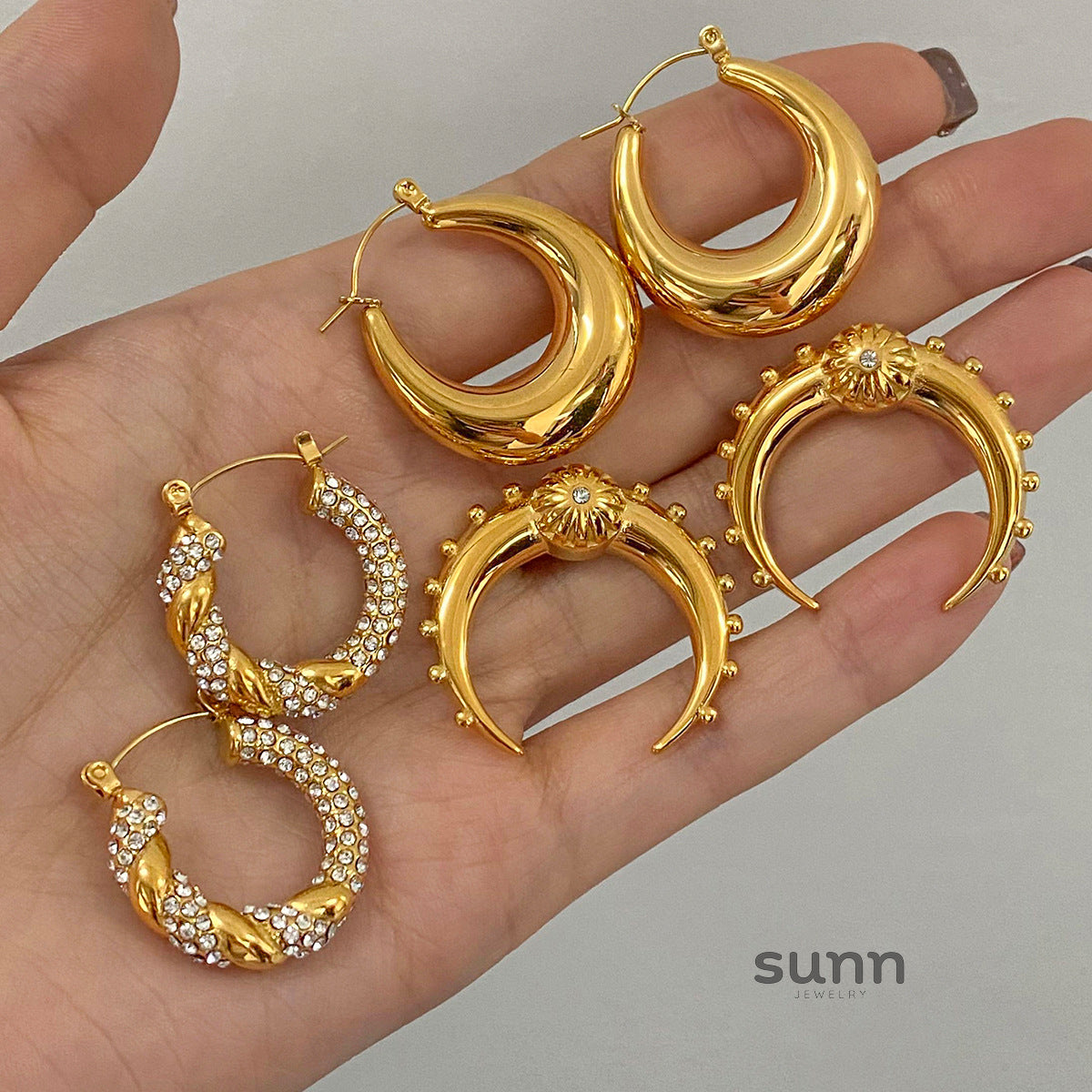 Sapphire Luxe C-Shaped Earrings [K96OXNK6]
