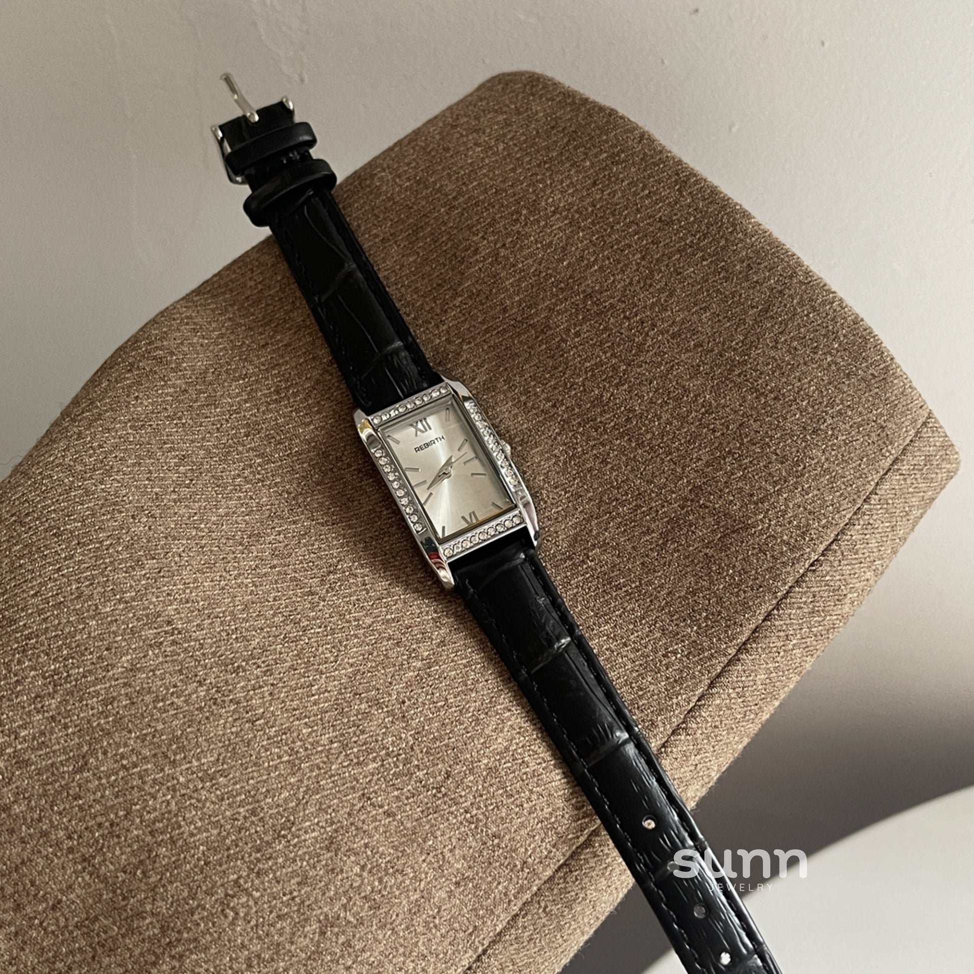Sarai Elegant Leather Strap Watch [LKATFW58]