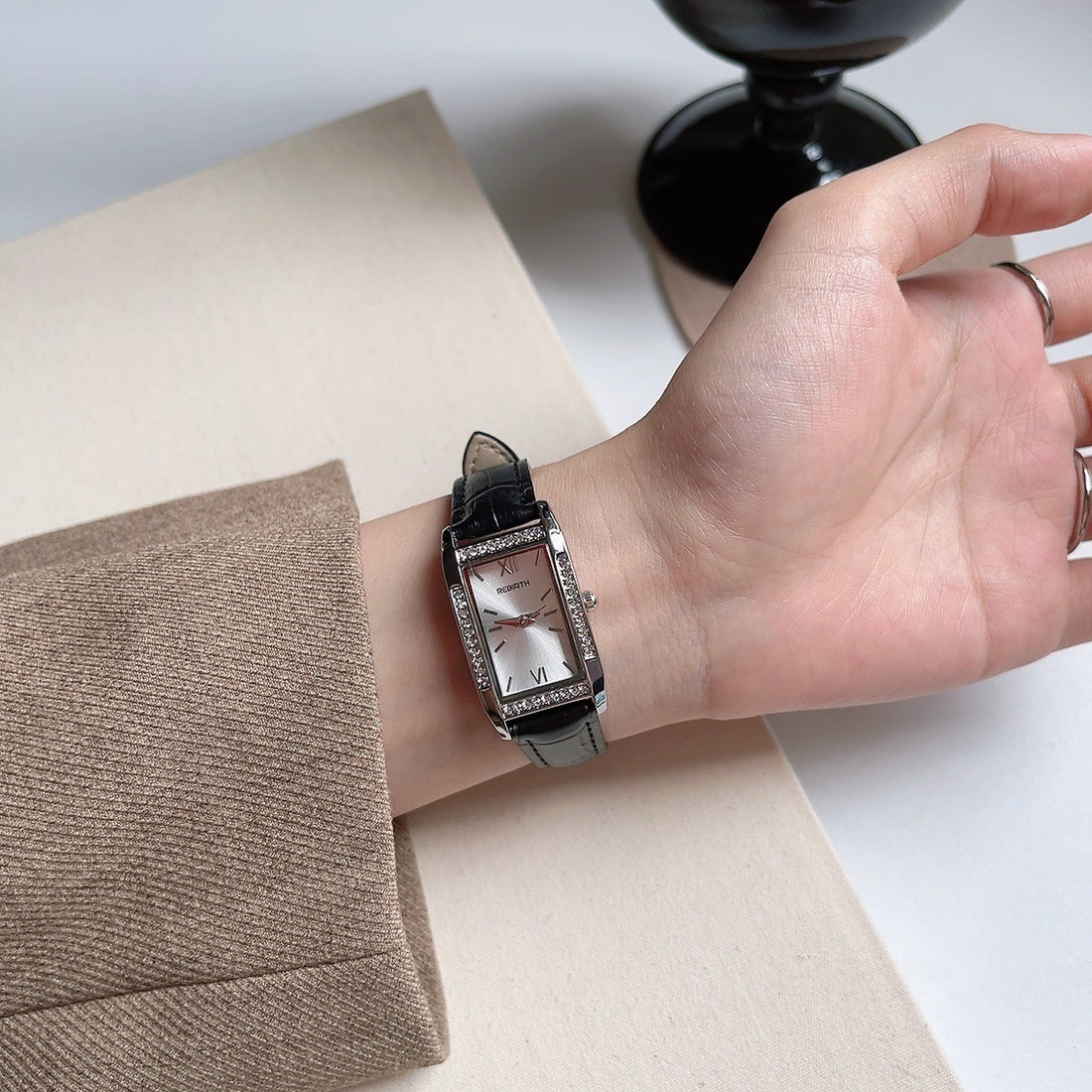 Sarai Elegant Leather Strap Watch [N0R86HHV]