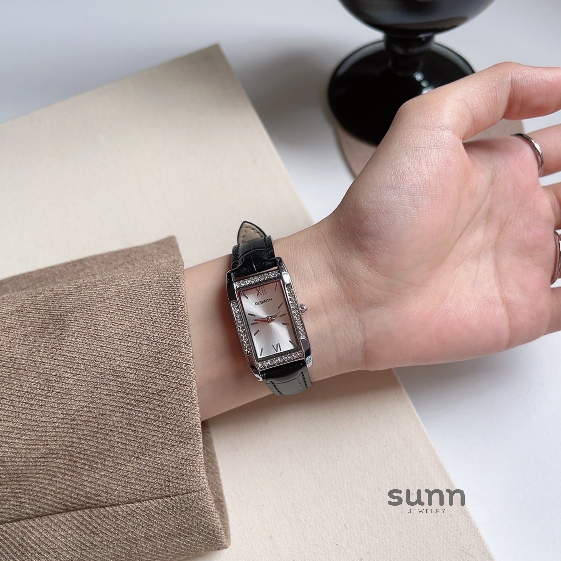 Sarai Elegant Leather Strap Watch [IGO7V51V]
