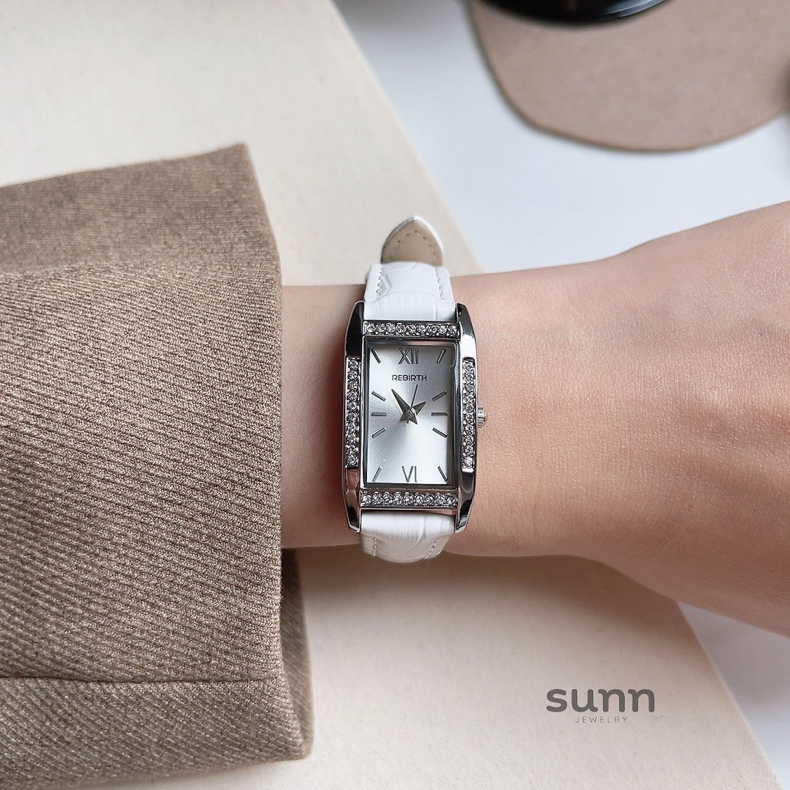 Sarai Elegant Leather Strap Watch [J6XQDH4A]