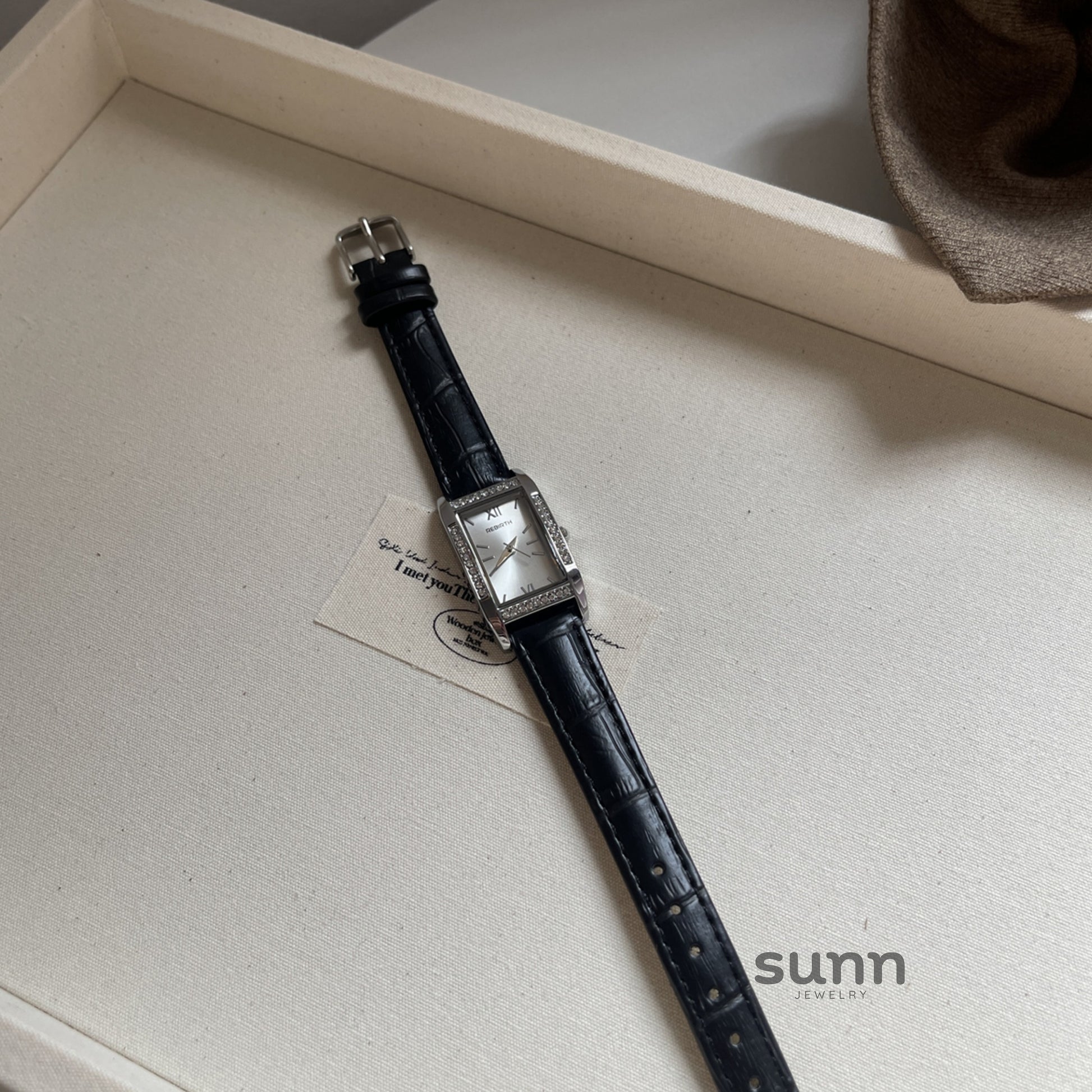 Sarai Elegant Leather Strap Watch [JJR25HIZ]
