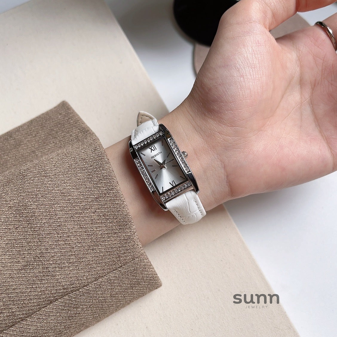 Sarai Elegant Leather Strap Watch [Y8G9CVOL]