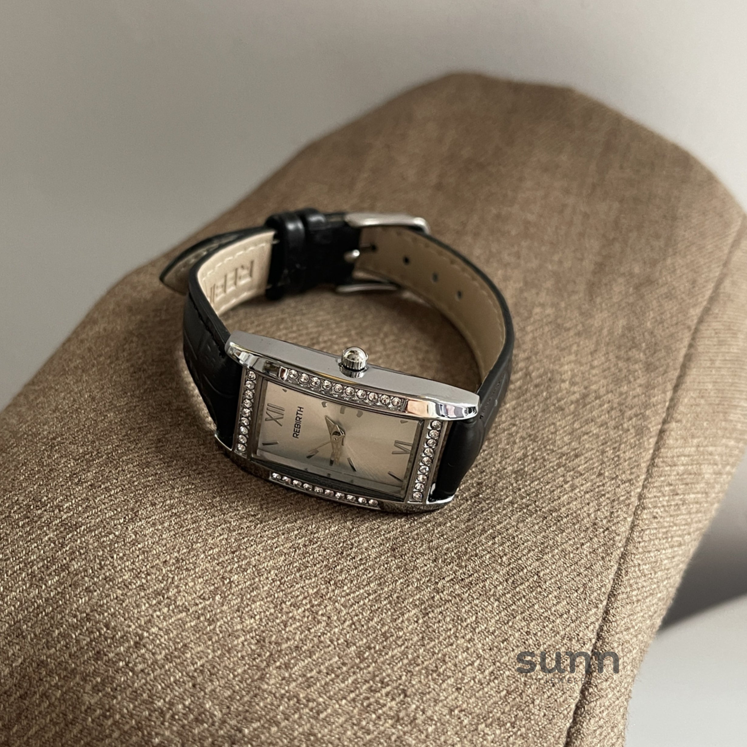 Sarai Elegant Leather Strap Watch [HNX4PRQG]