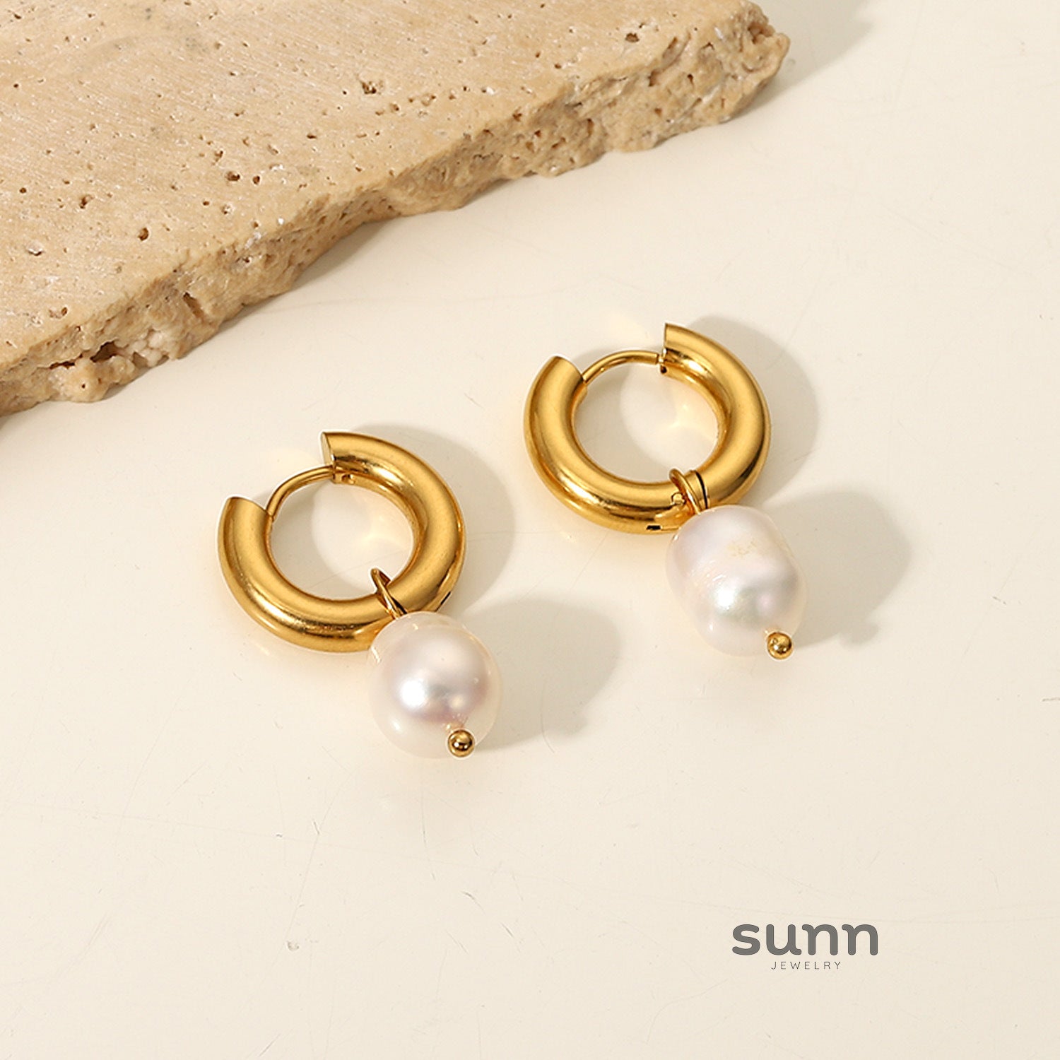 Sariya Geometric Pearl Hoop Earrings [EYALMBB8]