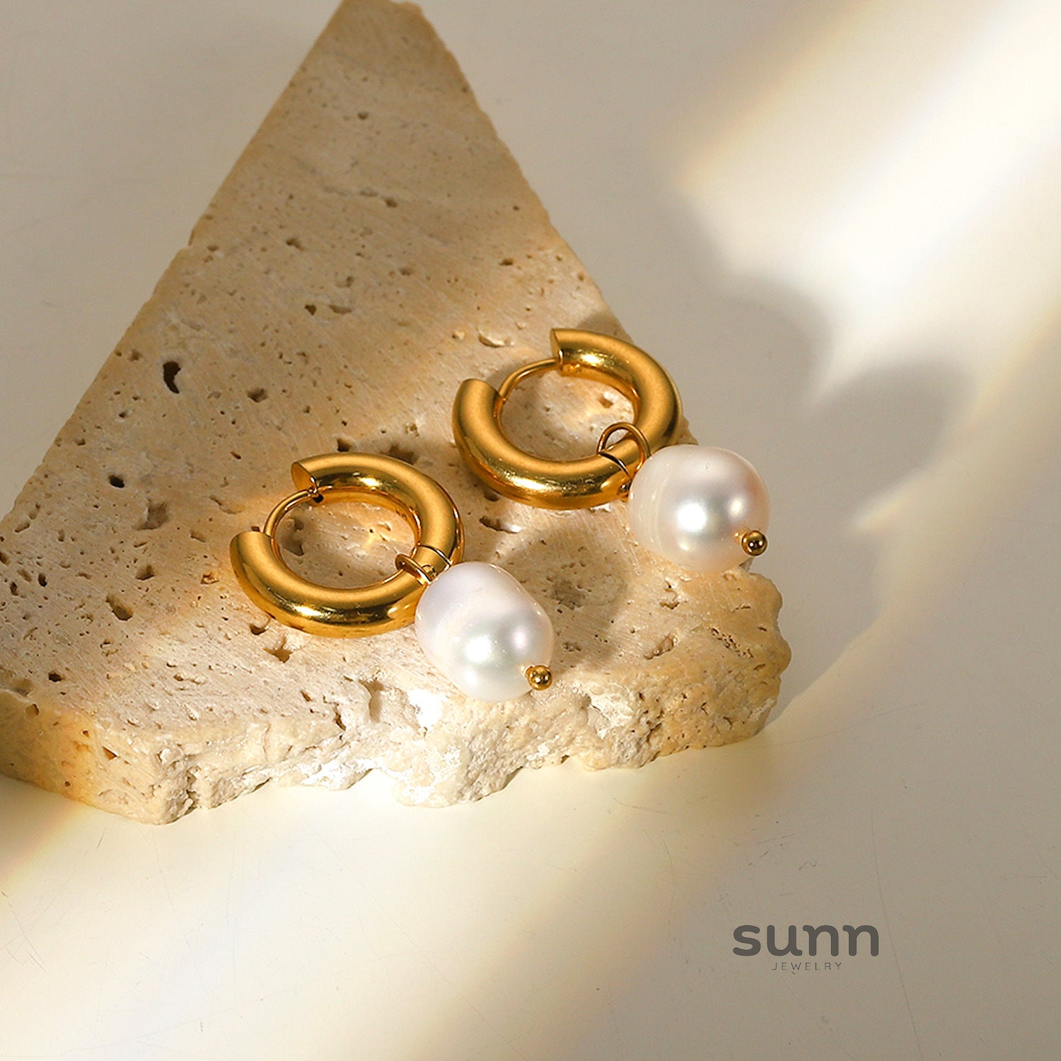 Sariya Geometric Pearl Hoop Earrings [TXPUYBHL]