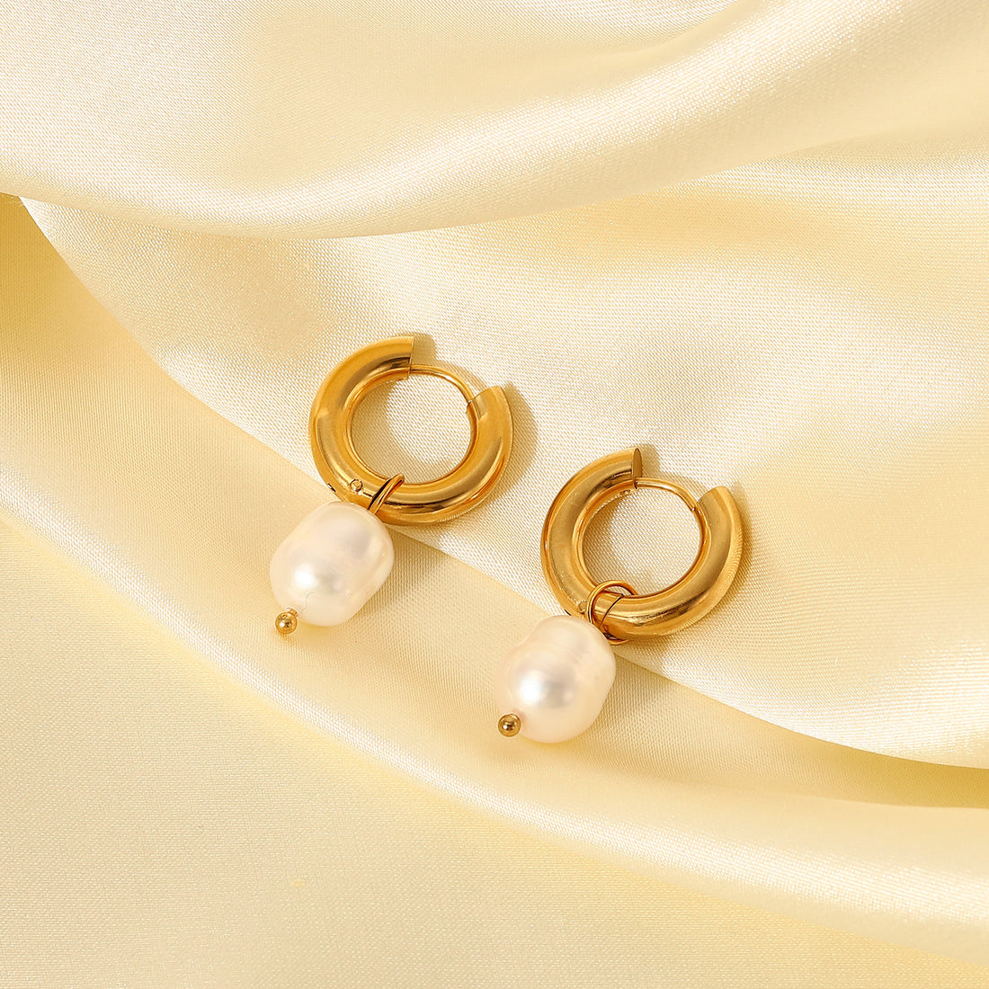 Sariya Geometric Pearl Hoop Earrings [OL7K1EO2]