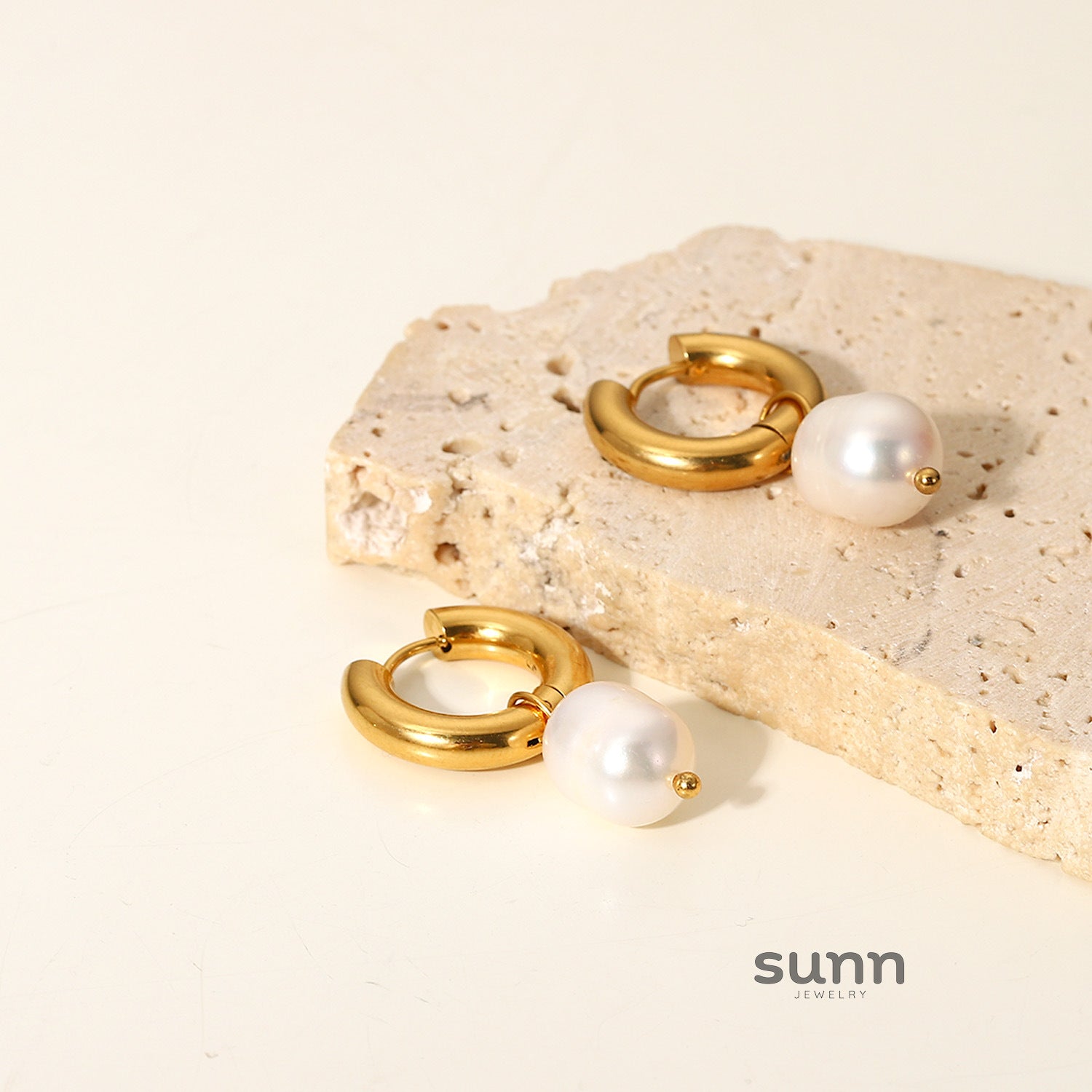 Sariya Geometric Pearl Hoop Earrings [G2WP7KJ7]