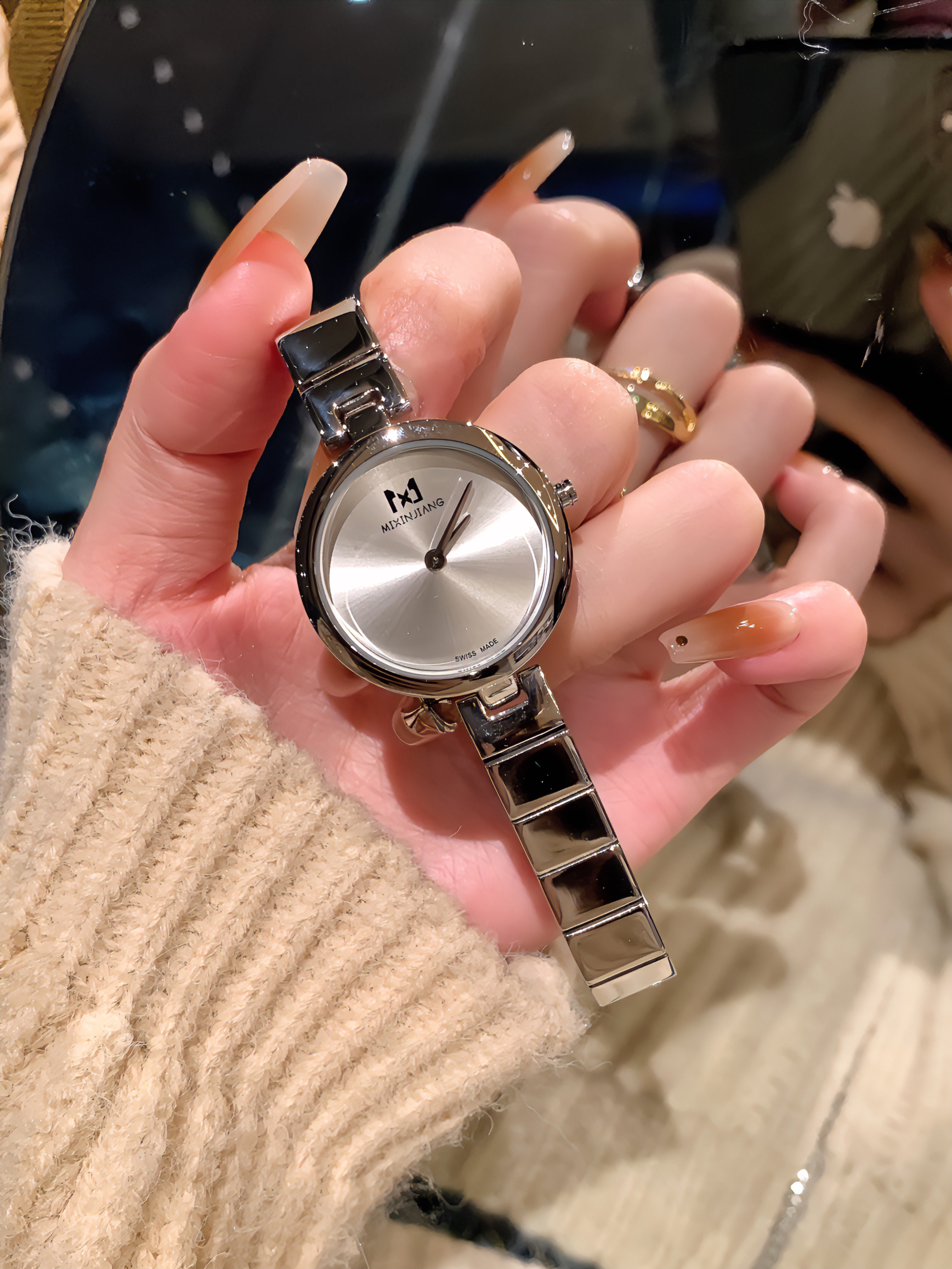 Sariyah Round Dial Watch [FTVZ0X27]