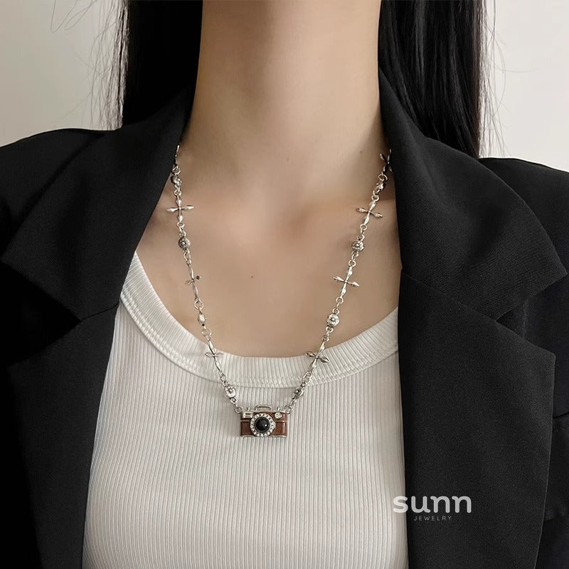 Saryah Retro Camera Pendant Necklace [SW52ELGH]