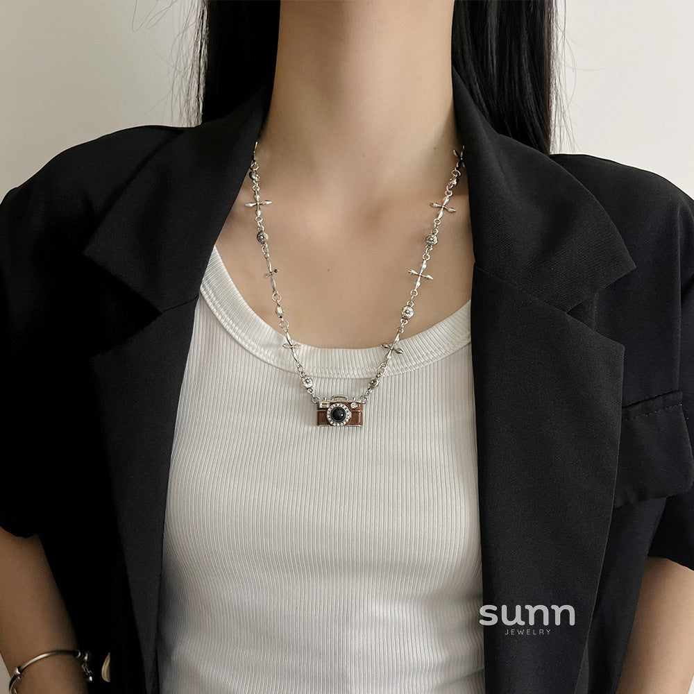 Saryah Retro Camera Pendant Necklace [AAGI1MB5]