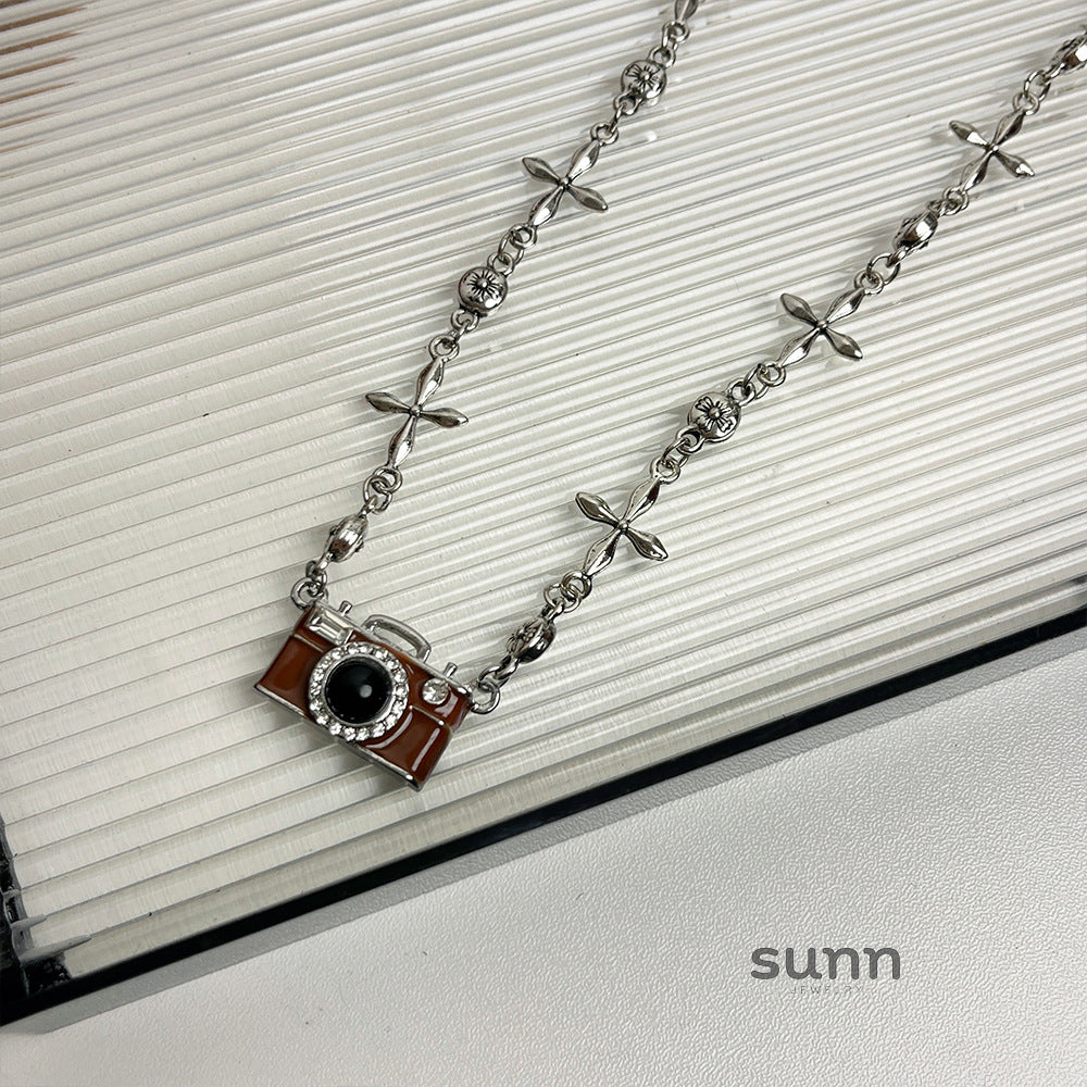 Saryah Retro Camera Pendant Necklace [J8O1PMJ8]