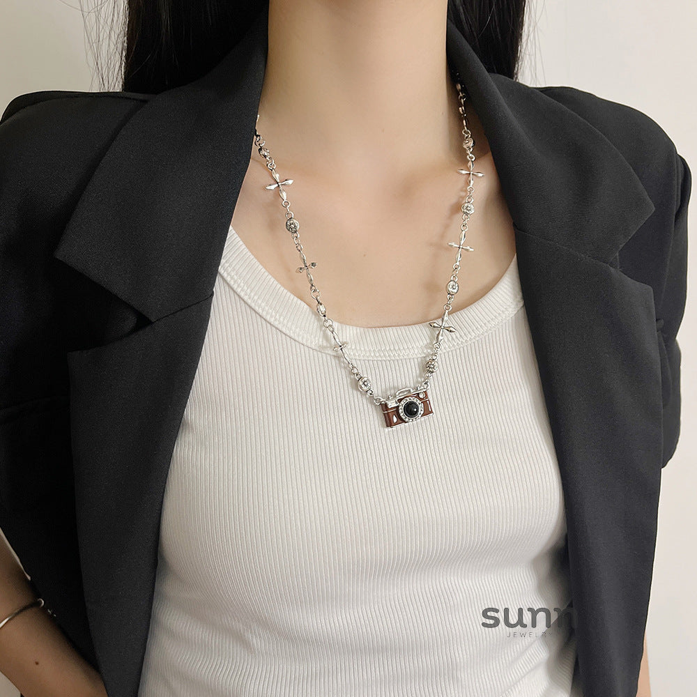 Saryah Retro Camera Pendant Necklace [AAGX94KU]