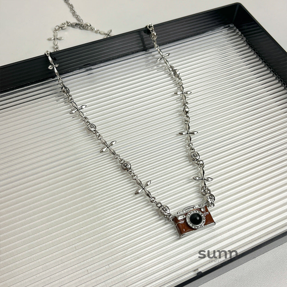 Saryah Retro Camera Pendant Necklace [S0YATM4L]