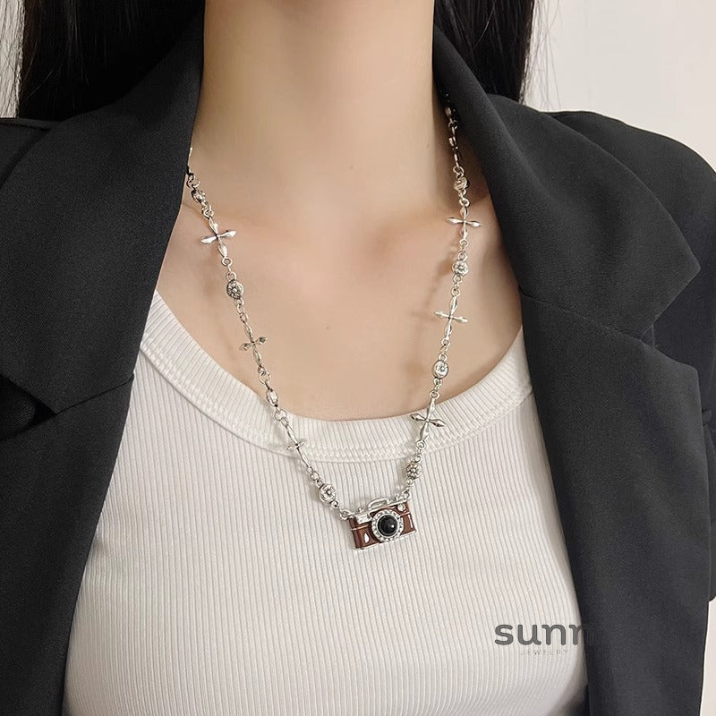 Saryah Retro Camera Pendant Necklace [S2RUTAKO]