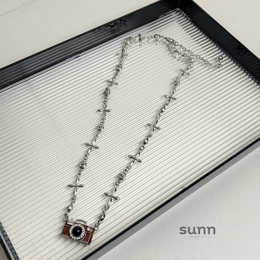 Saryah Retro Camera Pendant Necklace [WJZEKQVG]