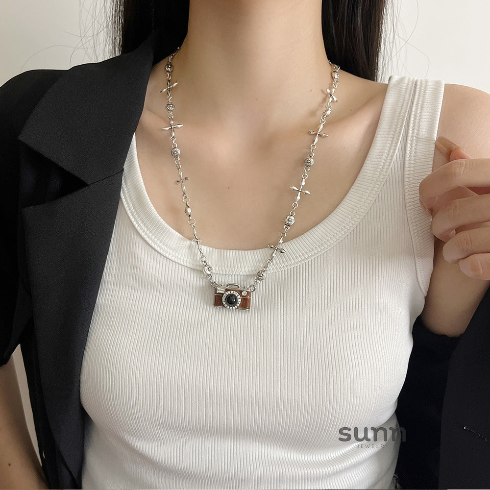 Saryah Retro Camera Pendant Necklace [U8R2BIAZ]