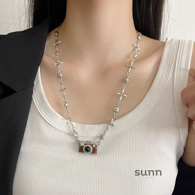 Saryah Retro Camera Pendant Necklace [57U8F1ZW]