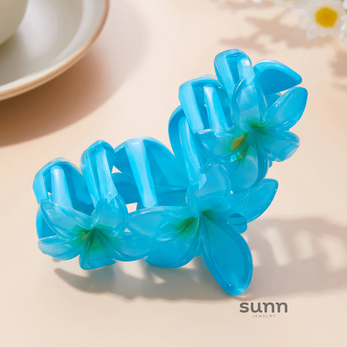 Saskia Gradient Plumeria Claw Clip