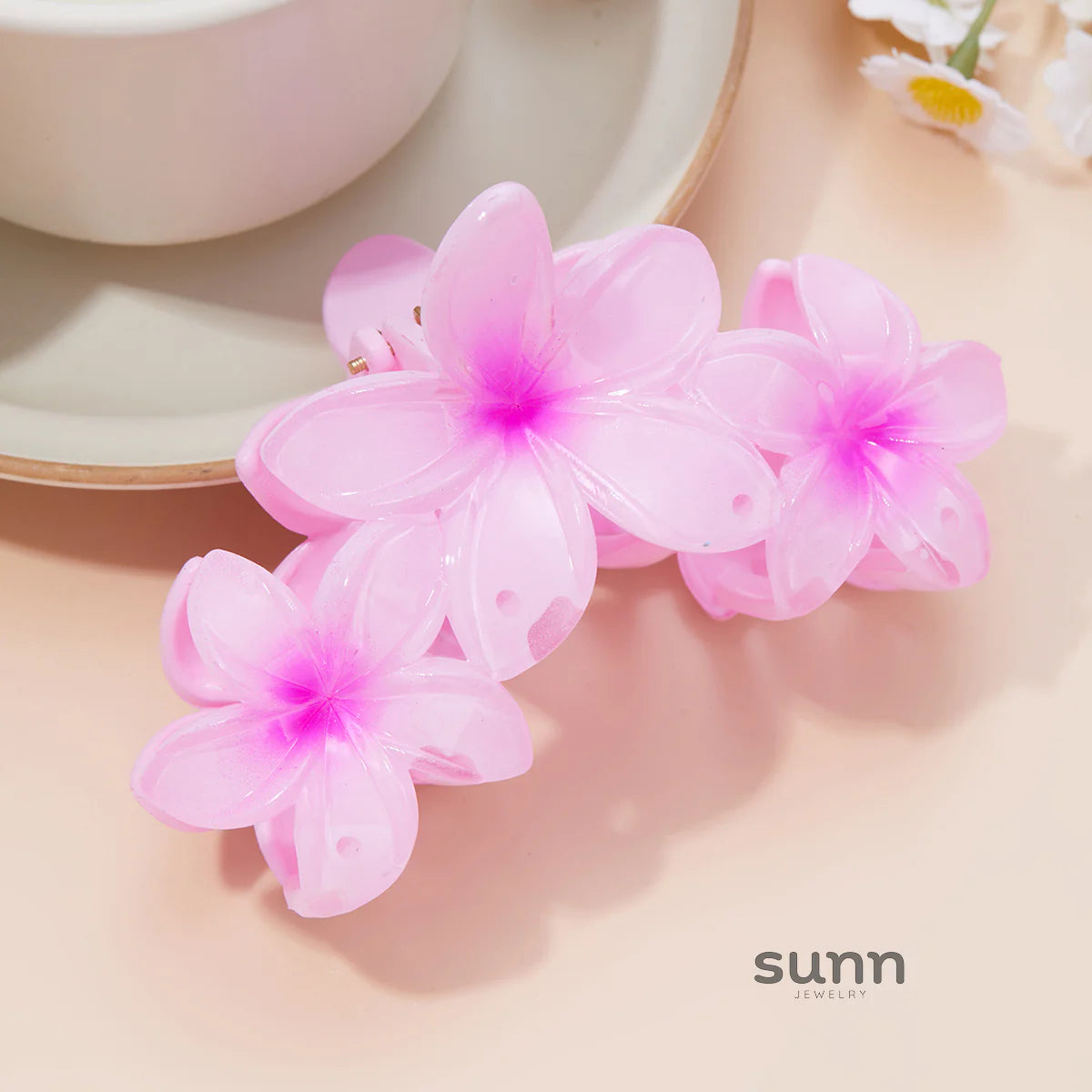 Saskia Gradient Plumeria Claw Clip