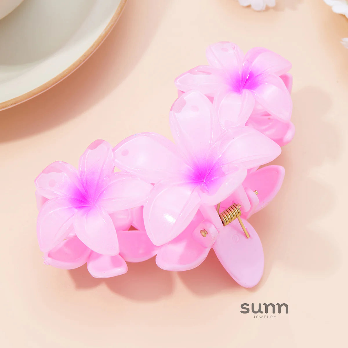 Saskia Gradient Plumeria Claw Clip