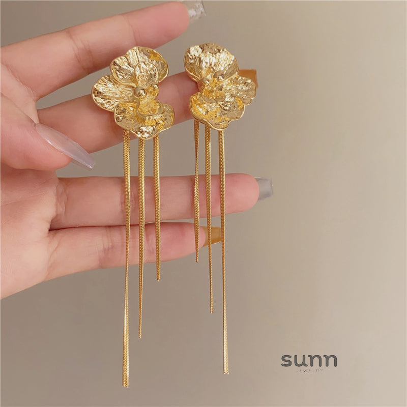Sayler Gold Floral Tassel Earrings [I3ZVL3QI]