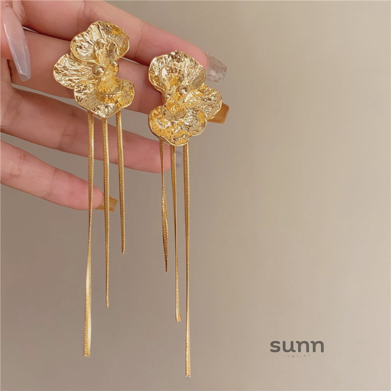 Sayler Gold Floral Tassel Earrings [N40EP2TU]