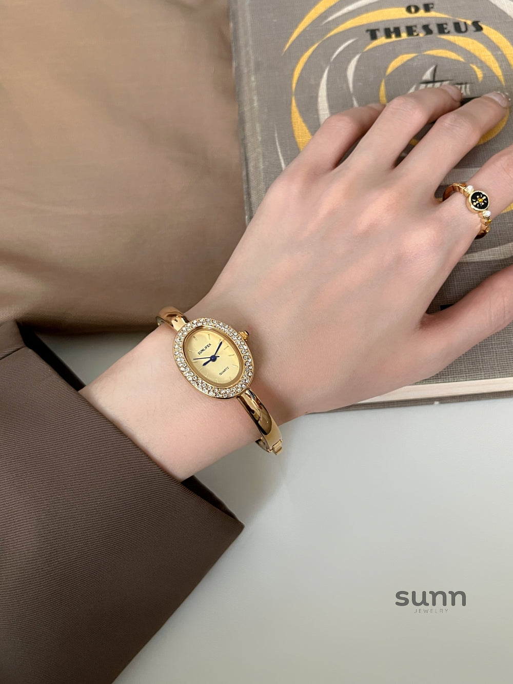 Scarleth Vintage Oval Watch [52QR0HRA]