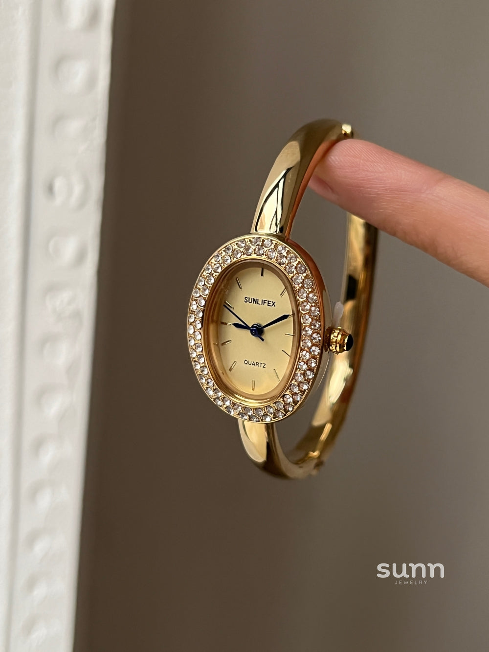Scarleth Vintage Oval Watch [A5UJUDXJ]