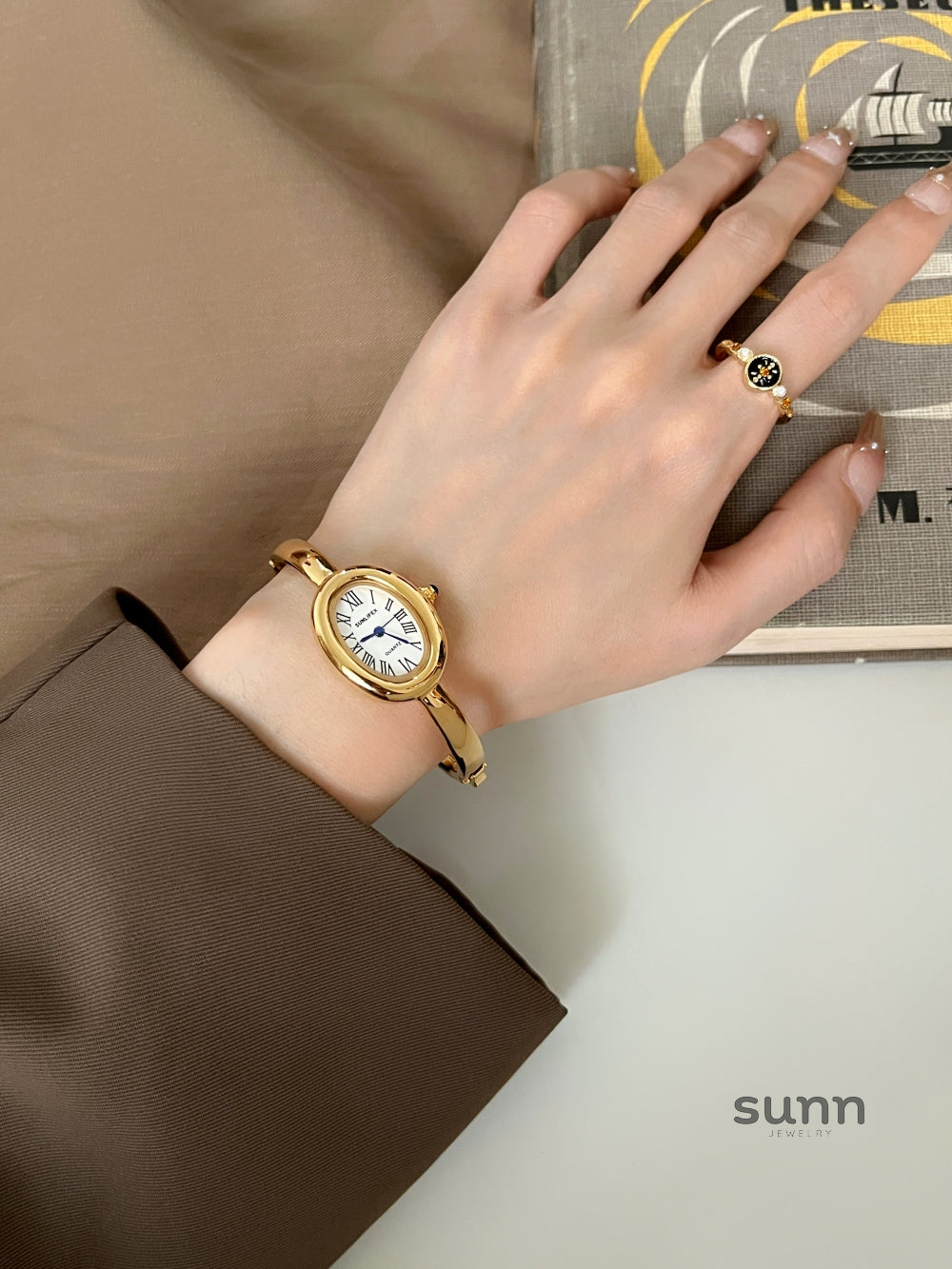 Scarleth Vintage Oval Watch [LRML3FJZ]