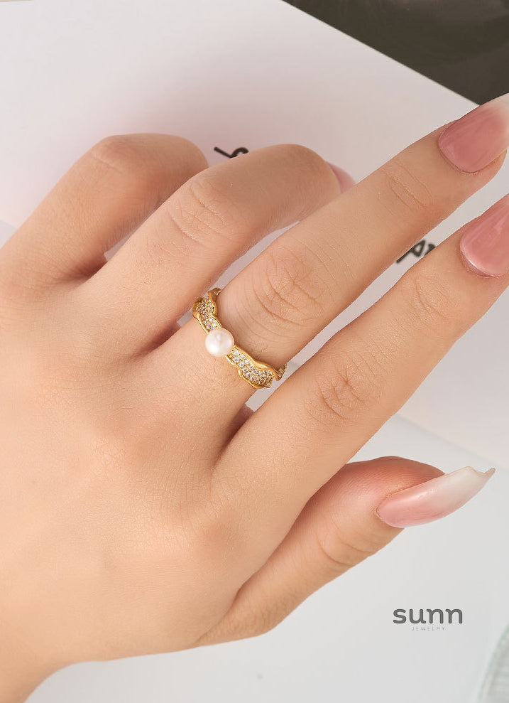 Scarlett Wavy Pearl Ring [FPJZX1BP]