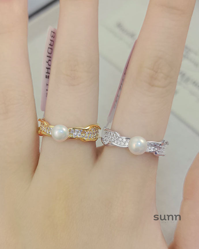 Scarlett Wavy Pearl Ring [UONU4CYN]