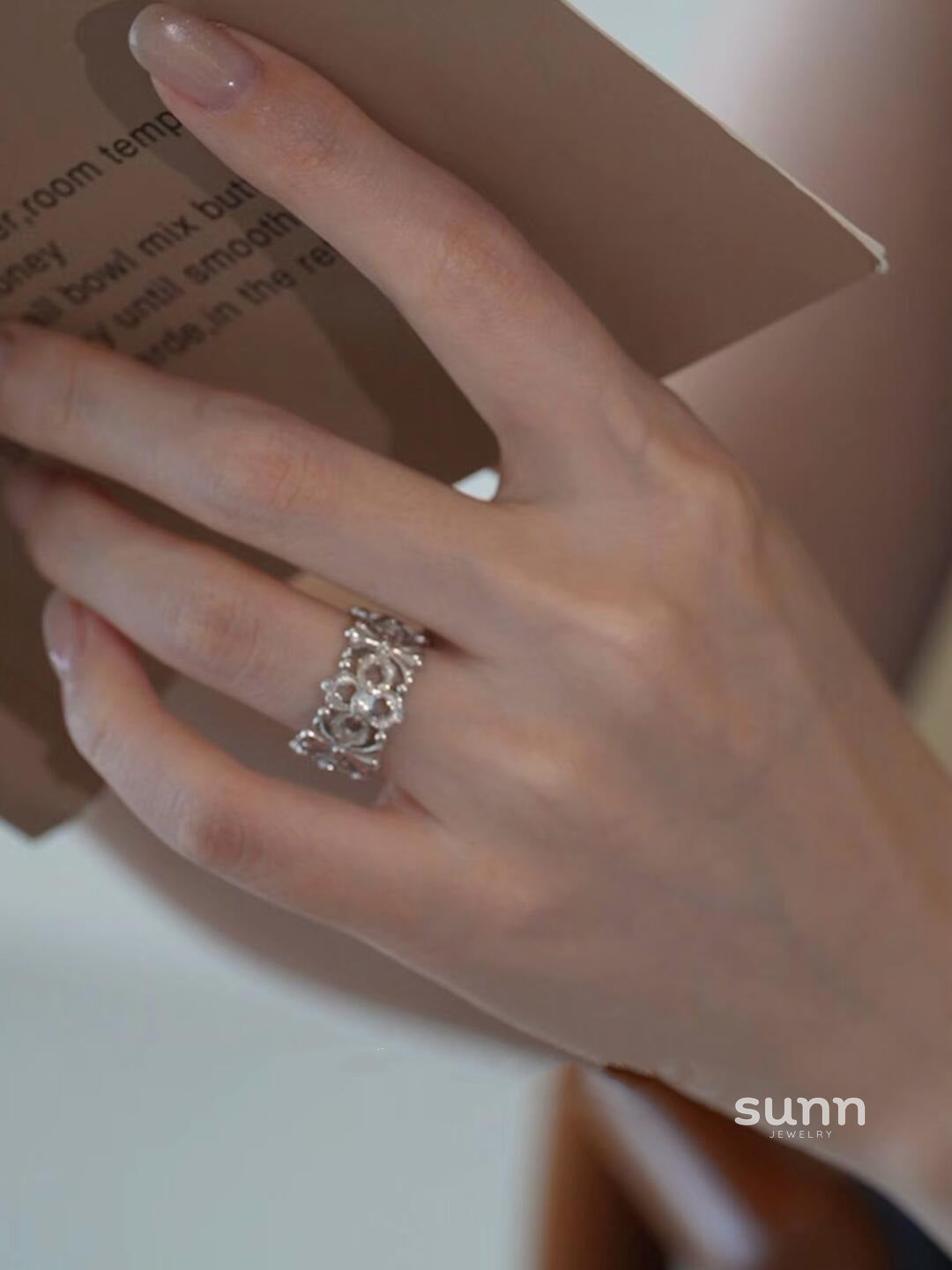 Serena Floral Carved Ring [FJH4A7BL]