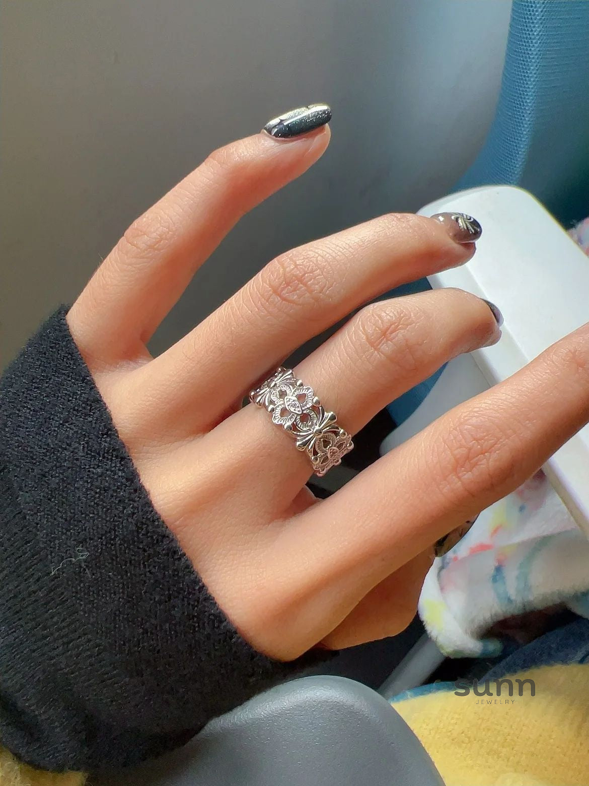 Serena Floral Carved Ring [B5EJELIL]