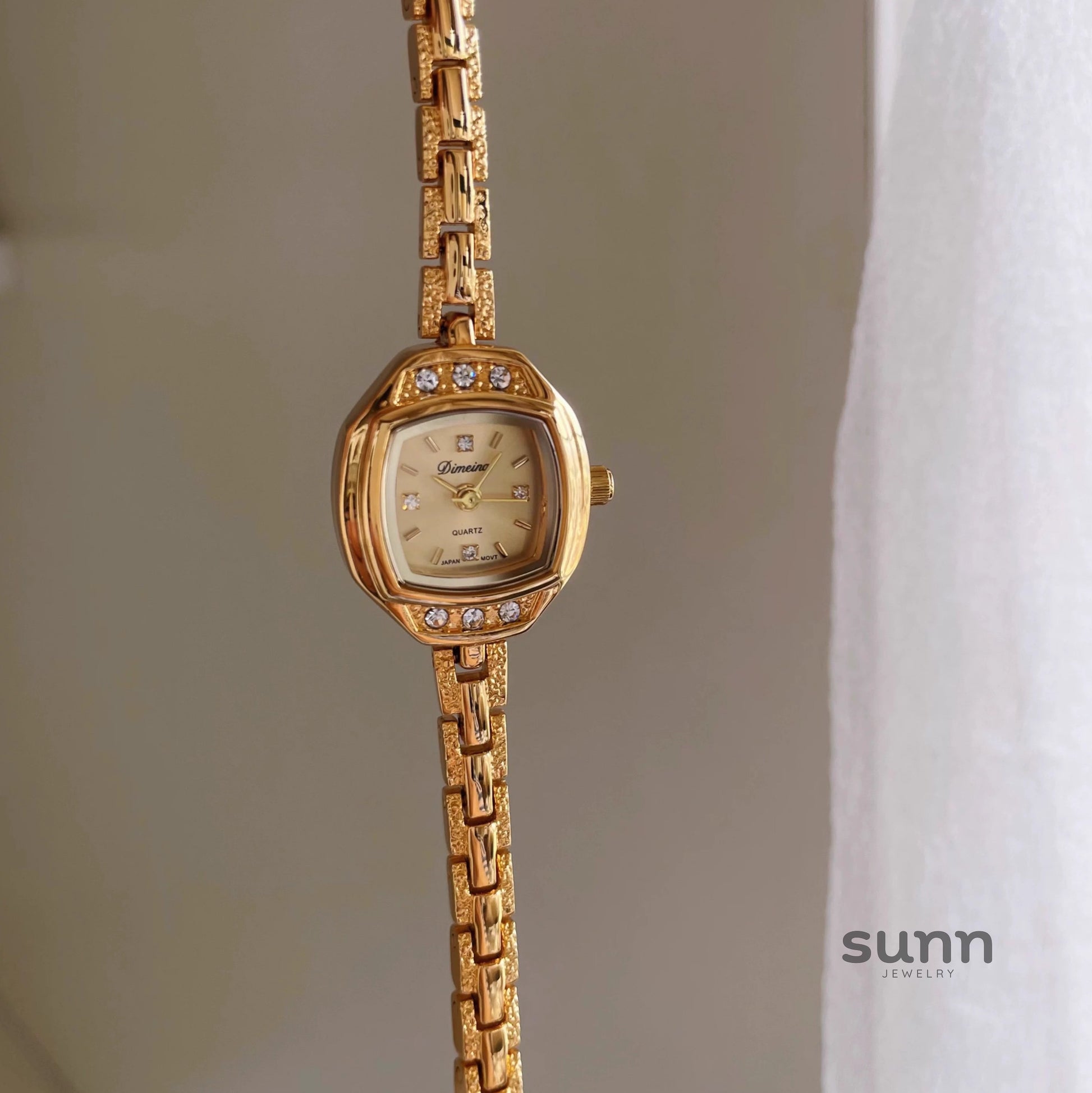 Shelbie Mini Gold Bracelet Watch [VG3C65EC]