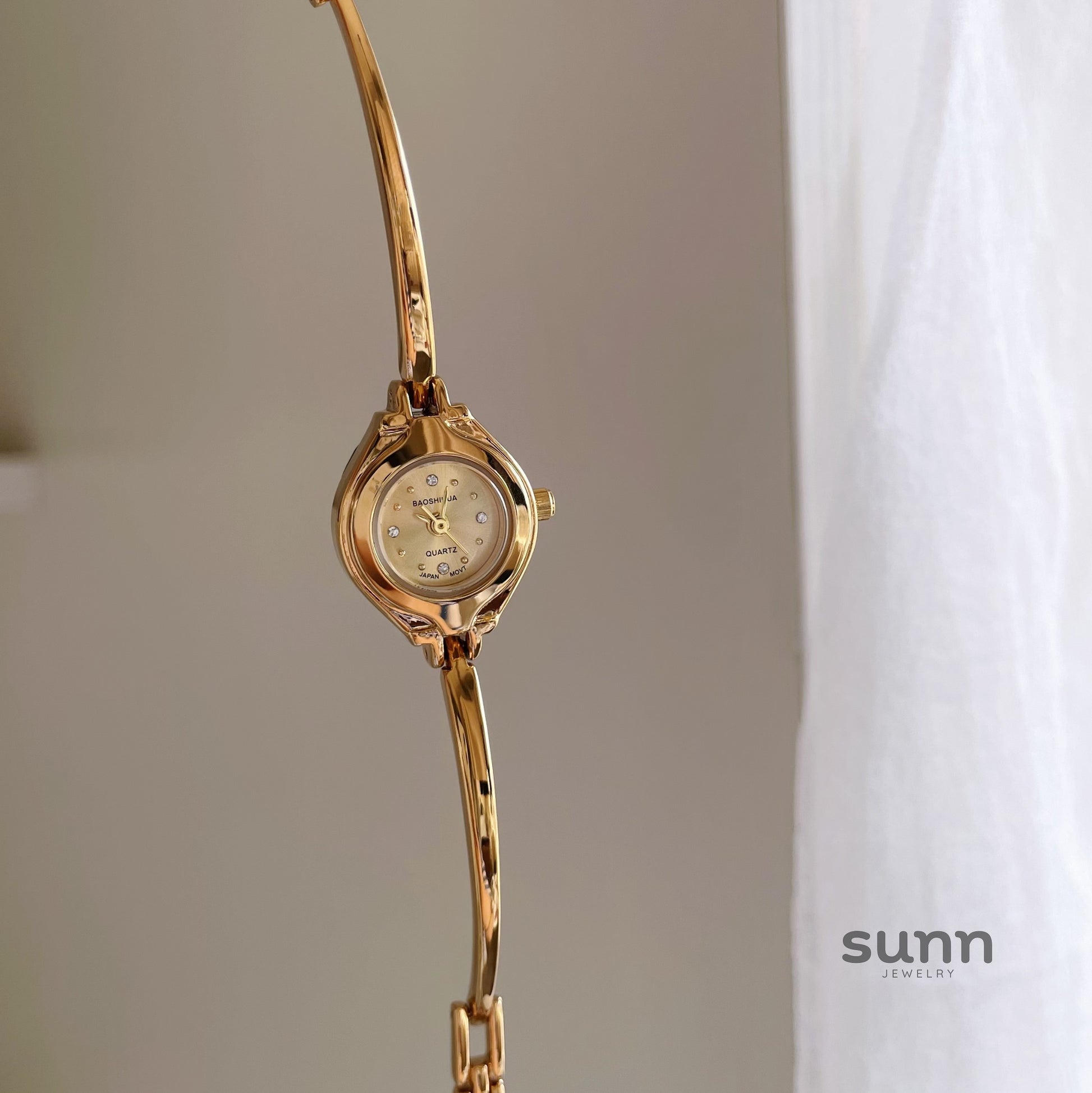 Shelbie Mini Gold Bracelet Watch [Q2GNUZ58]