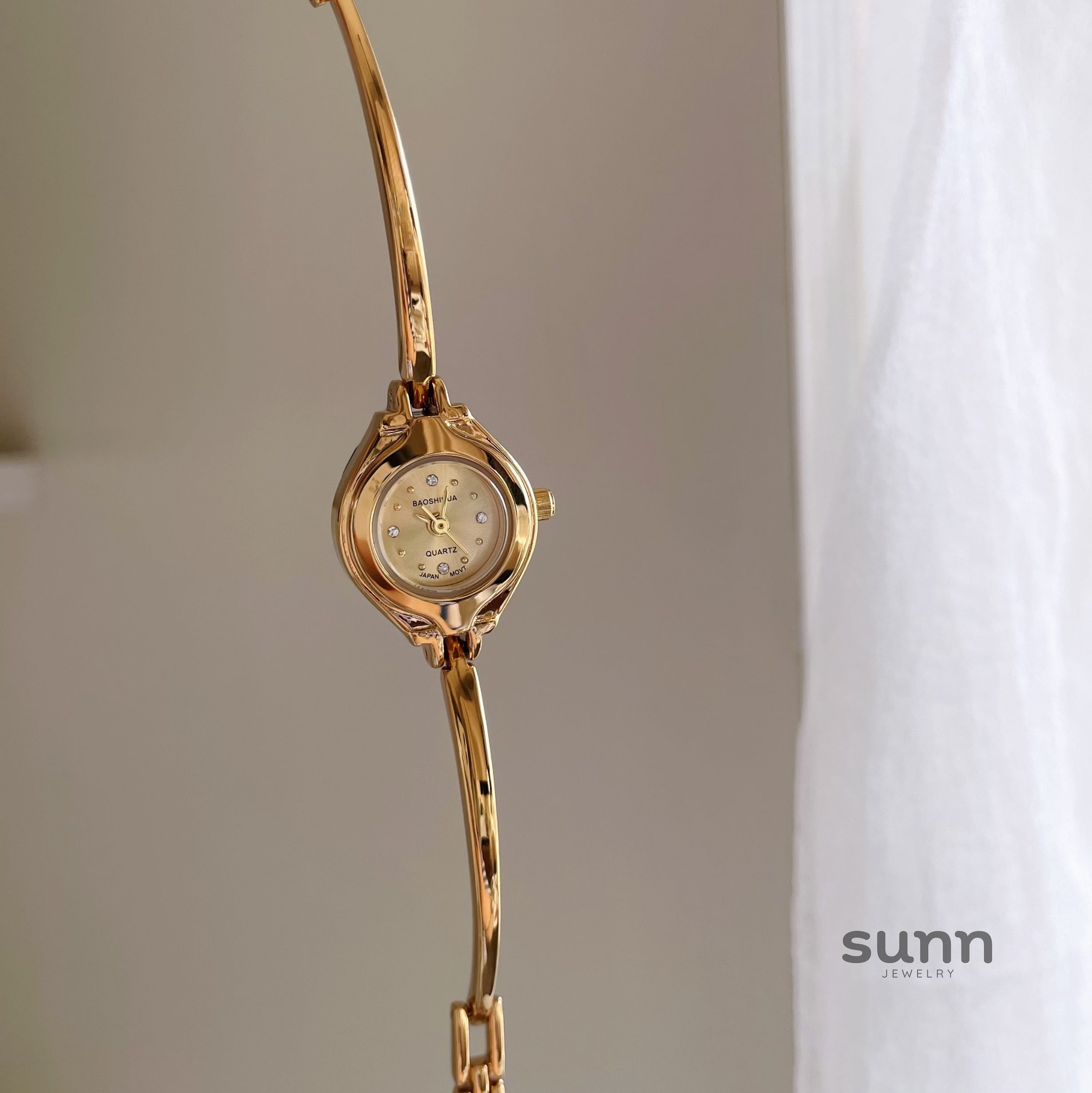 Shelbie Mini Gold Bracelet Watch [Q2GNUZ58]